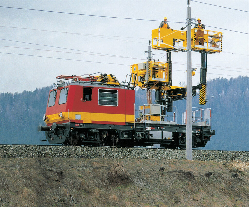 Ремонтник під час модернізації залізничної платформи