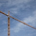 żuraw wieżowy na budowie