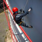 technik linowy w trakcie wykonywania pomiarów